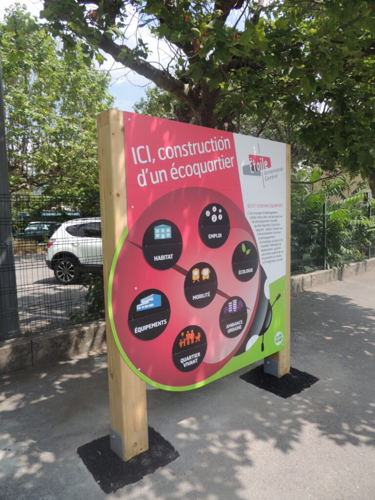 Panneaux à volets à soulever pour découvrir l'écoquartier en construction.